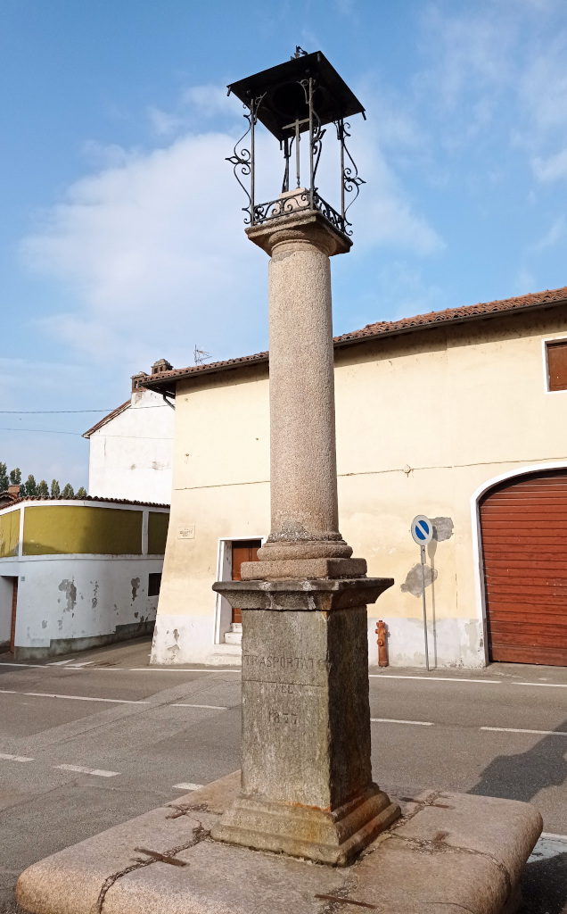 L'obelisco dedicato al passaggio di San Carlo Borromeo