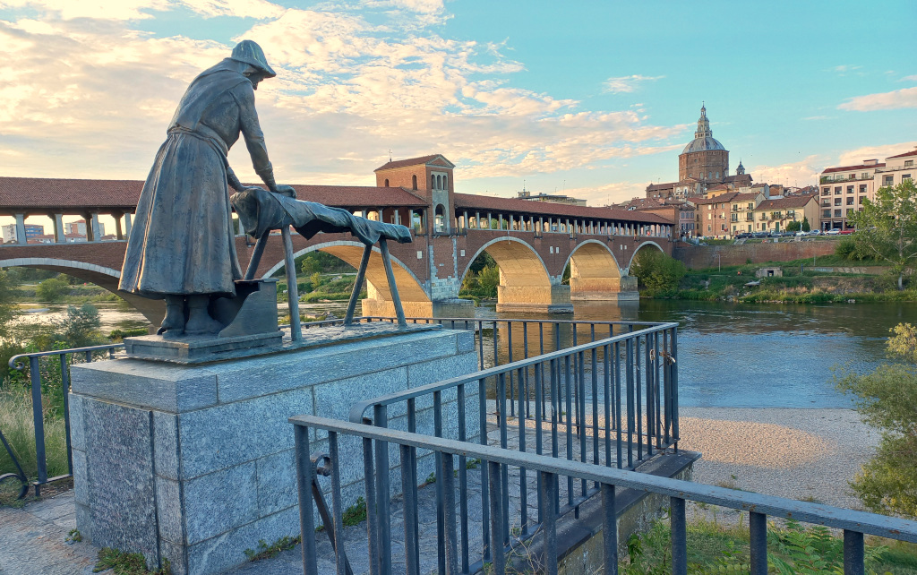Il monumento alla Lavandaia a Pavia