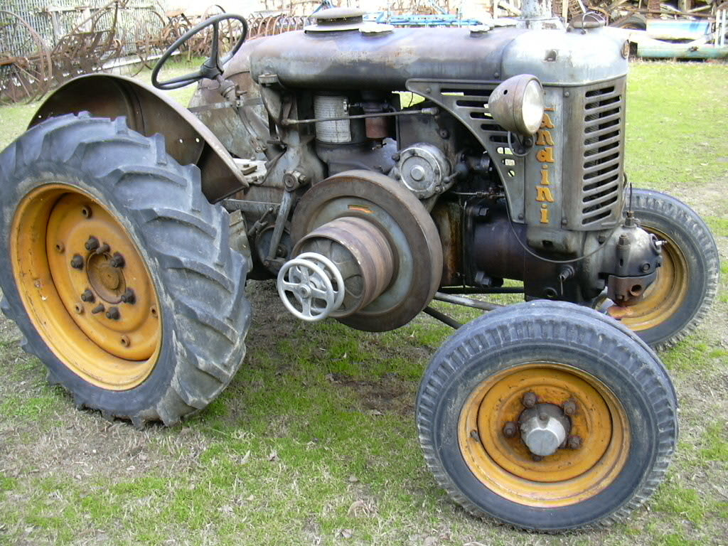 Un vecchio trattore Landini al museo di Olevano